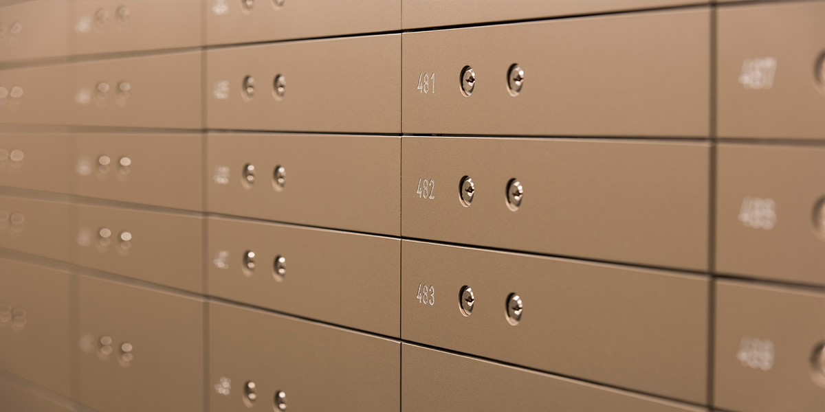 Mechanical safe deposit box lockers
